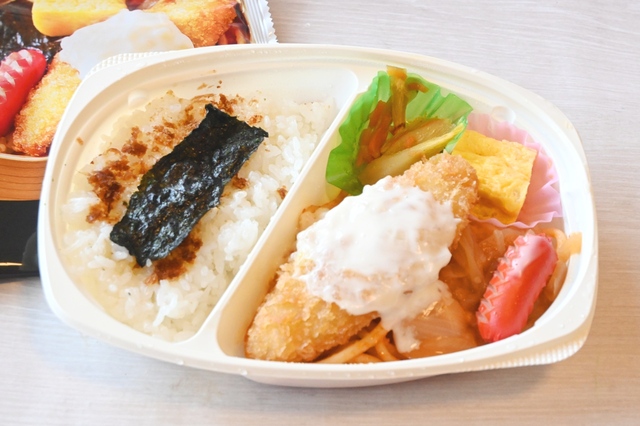 【ライフの冷凍弁当／海苔弁当】おかかご飯の上に海苔がのった、定番の海苔弁当