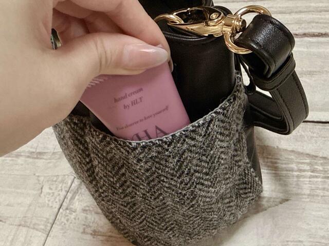 側面のポケットにはハンドクリームを収納