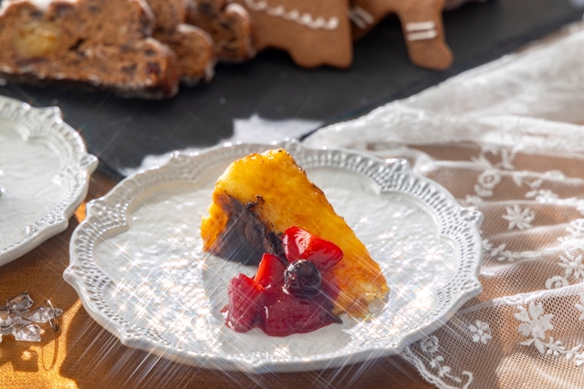 「炙りバスクチーズケーキ ミックスベリークーリー添え」<期間:2025年11月6日~12月28日>【【ヒルトン名古屋】贅沢なクリスマススイーツビュッフェ「Holiday Jewel Box」で“ホリデーシーズン”をより華やかに♪】