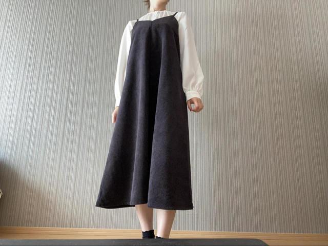 【GU（ジーユー） コーデュロイキャミソールワンピース】縦のラインをきれいにみせてくれます