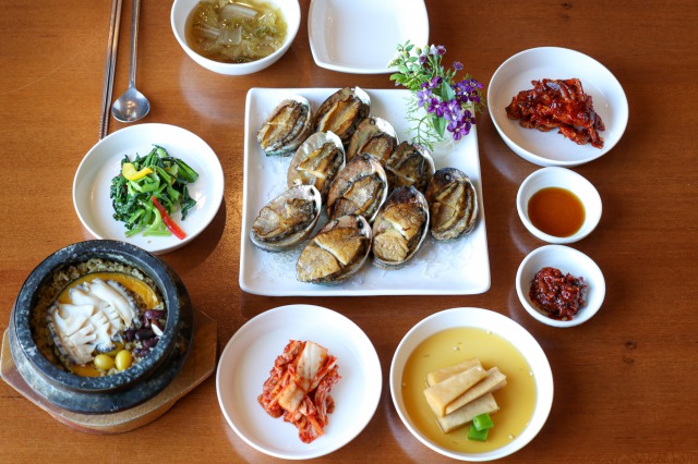 バターと醤油で味付けられた、驚くほどふわっふわなアワビの蒸し焼き