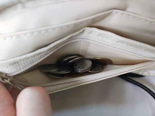 小銭入れには、チャック付き【MonoMax】10月号付録「アーバンリサーチ ドアーズのお財布機能付きスマホショルダーバッグ」