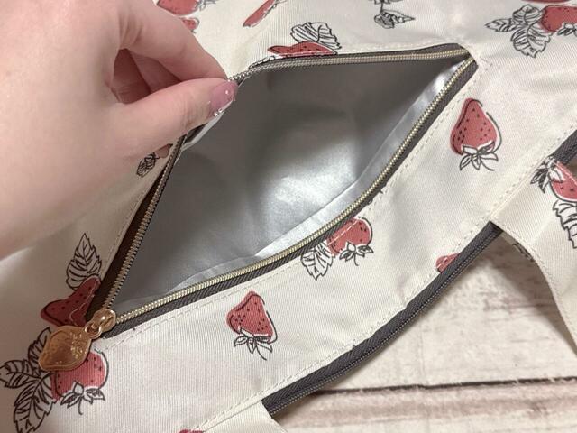 【カルディ いちごバッグ】ファスナー付きポケットにはパスケースや小物など、よく出し入れするものの収納に便利♪