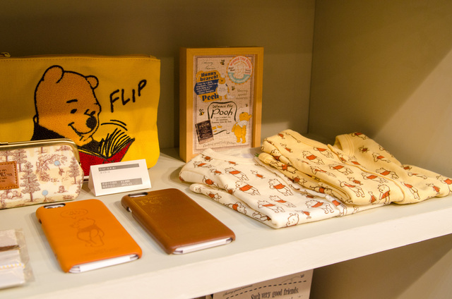 丸さを出しディフォルメしたプーが並ぶバッグや、既存の壺に入ったプーシリーズ