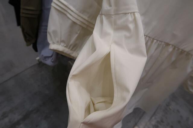 「ボリュームスリーブブラウス」ポケット部分