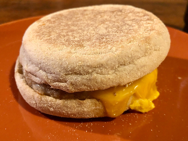 【スターバックスコーヒー あらびきソーセージパティ&スクランブルエッグイングリッシュマフィン】電子レンジとオーブントースターで温めて焼きたての美味しさを味わいましょう