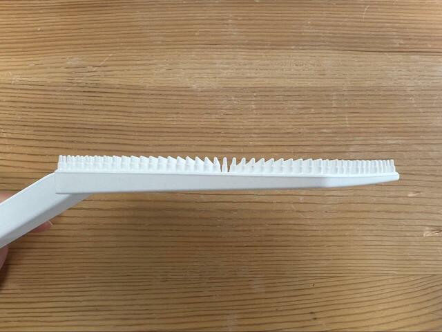 【tower マグネットハンドル付シリコーンスポンジ】細かいブラシ付き。サッとこするだけで汚れが落ちます