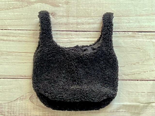 バックは装飾がないシンプルな無地