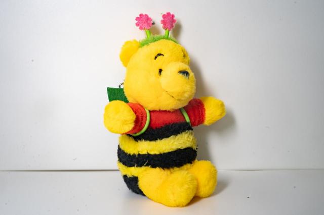 ぬいぐるみバッジ 1,800円｜サイズ：高さ約15cm｜東京ディズニーリゾート「ディズニー・ハロウィーン」2022スペシャルグッズ｜販売店舗：東京ディズニーランド「ディズニー＆カンパニー」、東京ディズニーシー「エンポーリオ」