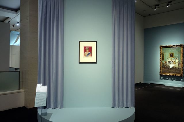 ドロシー・ウィルディング撮影、ベアトリスジョンソン彩色《エリザベス2世》(1952年)　。エリザベス2世の即位直後に制作された。