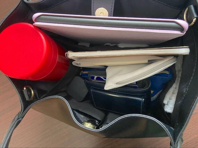 【GU（ジーユー） ライト＆ソフトレザータッチ2wayトートバッグ】どこに何が入っているかすぐに分かる