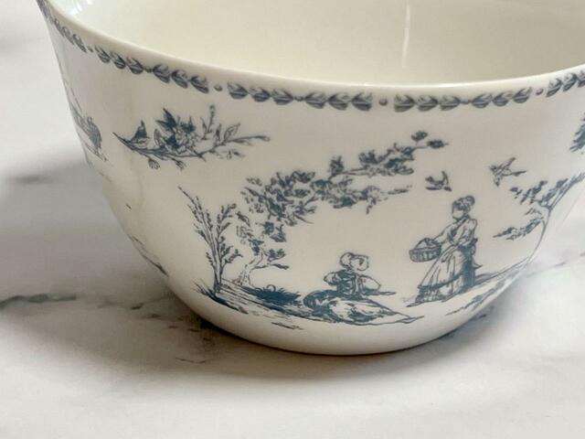 【Seria（セリア）】ブルーはグレーがかった深みのあるくすみブルー。