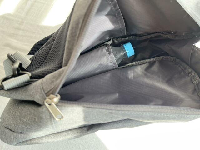 【ワークマン たためて自立する撥水クロスボディーショルダーバッグ】小物用ポケットやペットボトル用ストッカーも備わっていて荷物がごちゃつきにくいです◎