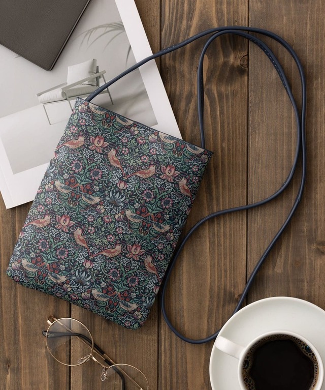 【Jubilee「ウィリアムモリス柄 PUレザー ミニショルダーバッグ サコッシュ」】シックでクラシカルな魅力あふれる色味の「02.Strawberry Thief」