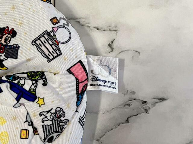 30周年を記念した特別なタグ付きもうれしいポイント！【Disney Store（ディズニー ストア）30周年限定特別柄 がま口ポーチ】
