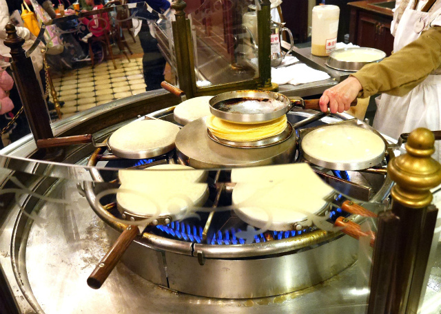 14　冷製チキンクレオールクレープ　店内の様子／東京ディズニーランド「ディズニー・イースター」2015 ©Disney