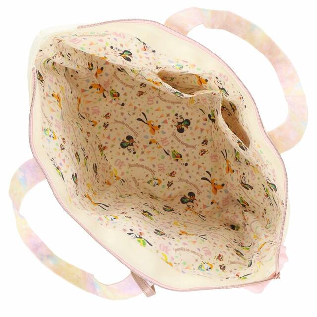 トートバッグ 5,500円｜サイズ：（本体）高さ約36×幅約49×マチ約13cm｜東京ディズニーリゾート40周年“ドリームゴーラウンド”スペシャルグッズ｜発売日：2023年4月10日（月）｜販売店舗：東京ディズニーランド「グランドエンポーリアム」、東京ディズニーシー「エンポーリオ」