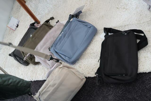 【ワークマン　高撥水Dayライフショルダーポーチ】2WAYトートとドッキングできるショルダーポーチも！カラーはトートと同様です