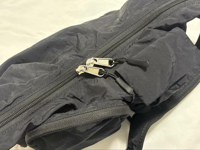 【niko and ... オリジナルライトパッカブルマルチショルダーバッグ】ダブルファスナーで開閉しやすいのも嬉しいポイント！