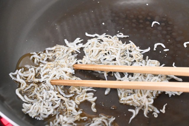【ヘルシーチョモランマ飯】ちりめんじゃこをごま油で煎ります