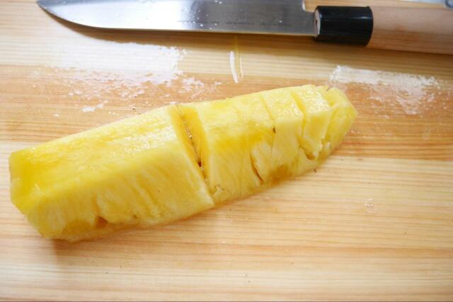 【冷凍フルーツ パイナップル】食べやすい大きさに切ります