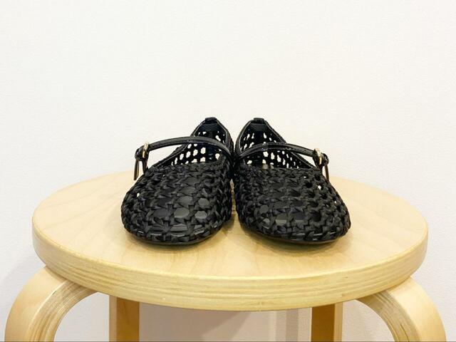 【ZARA ストラップ付き編み込みバレリーナシューズ】ブラックのワントーンカラーに、やわらかなラウンドトゥと編み込みのデザインです