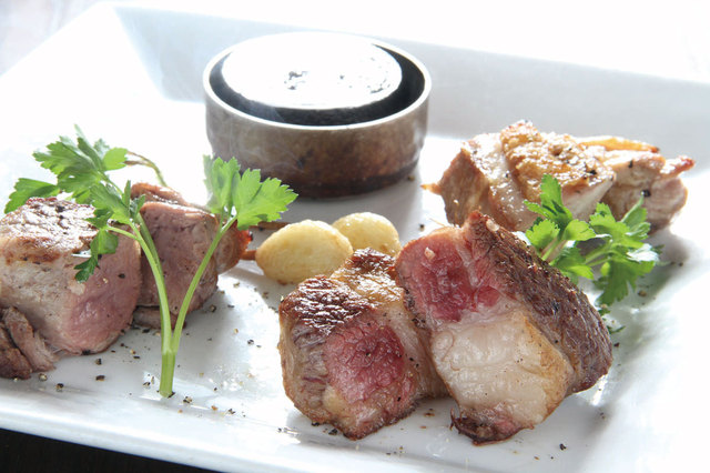 【河原町】京都 木屋町 肉ばる　京都の肉の炭火焼き3種盛り合せ　2484円