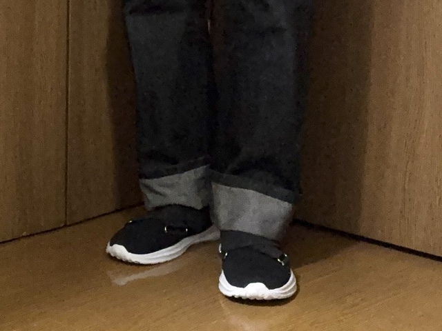 【FOUND  GOOD ニットスニーカー】デニムパンツと合わせてみました。靴底のホワイトがアクセントになるので、ブラックコーデの差し色としても活躍しそう