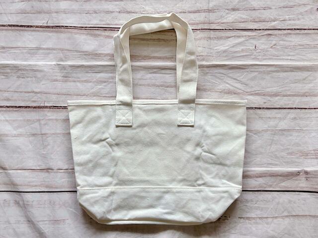 バックは装飾がないシンプルなデザイン