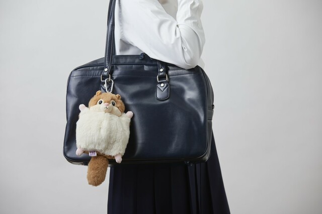 【ポーズー】ミニポーチはカラビナ付きなので持ち運び可能！