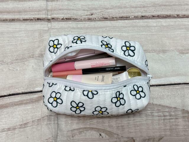 大サイズには普段のメイクに使っているコスメ全てを収納