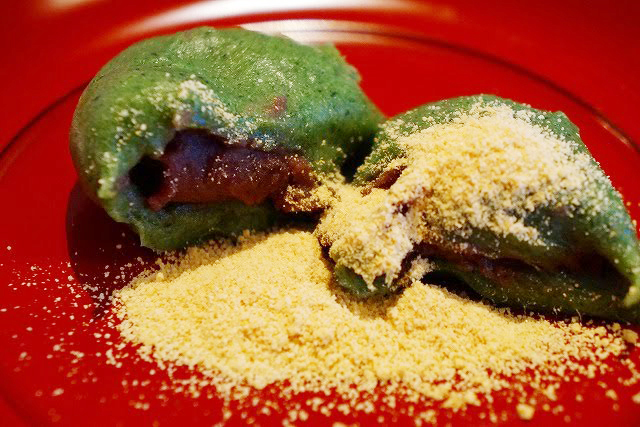 向じま 志”満ん草餅／草餅・あんいりにきな粉をかけて