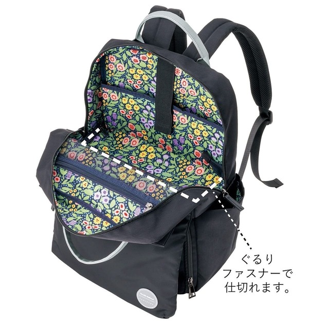 バッグの中はファスナーで仕切ることができる2階建て構造