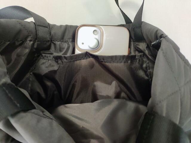 携帯電話が入るくらいのサイズ