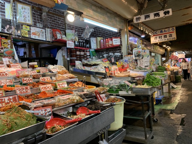 生野とはまた違った雰囲気のキムチ店が並ぶ