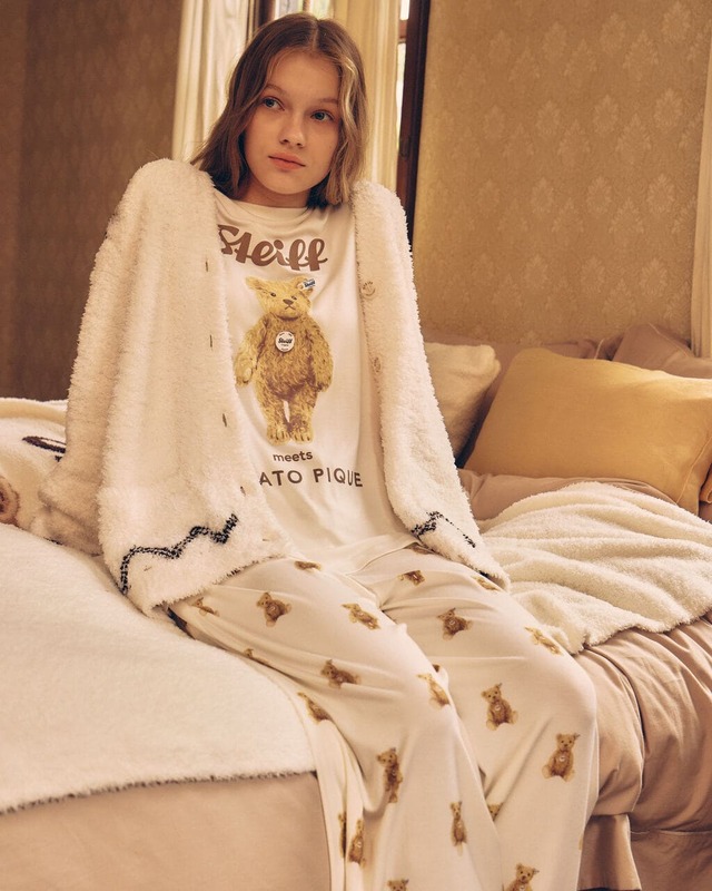 【gelato pique×シュタイフ】レディース「【Steiff】Jamesワンポイントプルオーバー」¥6,490、「【Steiff】James柄ロングパンツ」¥8,690　など