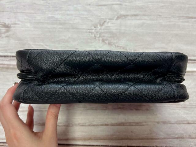 【nanakoななこがさらに本気で作った leur charme COSME POUCH BOOK BLACK】マチもしっかりあるのでたくさん入りそう！