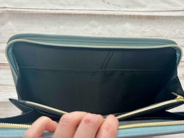 【しまむら：マルチケース（ちいかわ）】外側には大きなポケットがひとつ