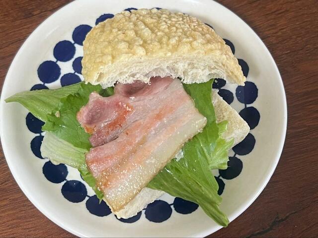 【コストコ　ゴーダチーズブレッド 12個入り 998円】ほんのりチーズの風味が美味しいので、サンドするのもおすすめ