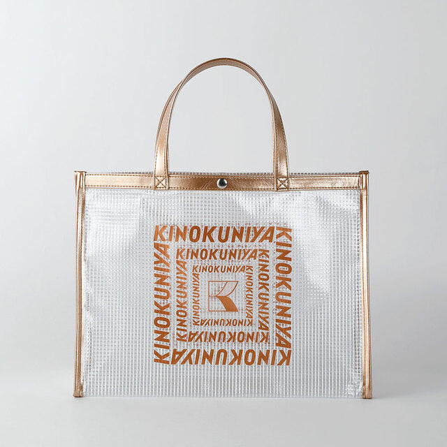 【紀ノ国屋 クリアミディアムバッグ／ゴールド】約タテ27×ヨコ36×マチ15cm。持ち運びやすいサイズ感です◎