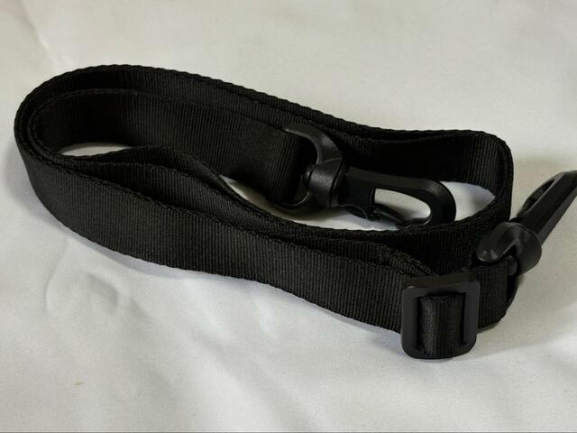 【adidas フェイバリット スモールバッグ】取り外し可能なショルダーストラップも付属！（最長約121cm）長さ調整可能で、肩掛けでも斜め掛けでも使えます