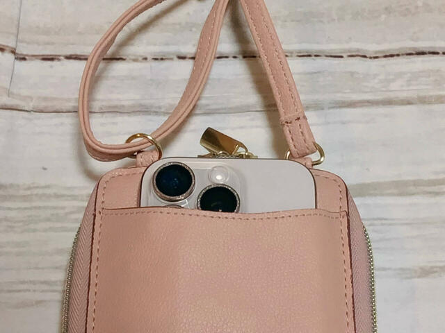 背面ポケットにもスマホを収納できます