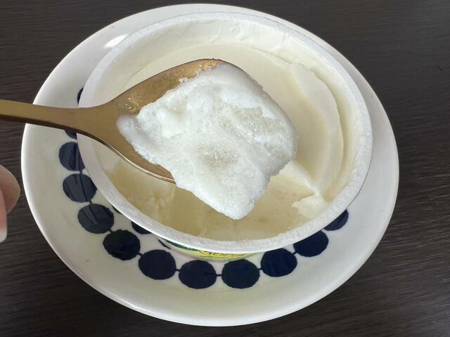 【森永　アロエヨーグルト味氷】ムニムニのアロエ葉肉ももちろん入っています