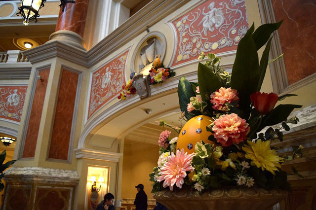 初めてイースター装飾が施された東京ディズニーシー・ホテルミラコスタ ©Disney