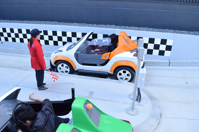 「CAR factory」/「カスタムガレージ」で自分だけの自動車をデザインしたら、作った車に乗り込んで試験走行へ。