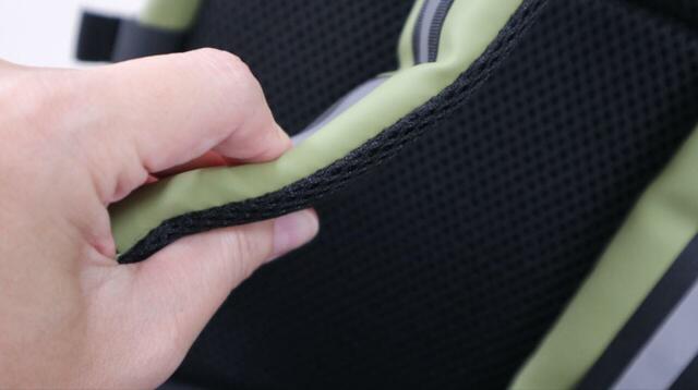 【ワークマン リフレクトソフトPUリュック】ショルダーベルトはかなり厚みがあり、荷物が多くても体への負担を軽減してくれます♪