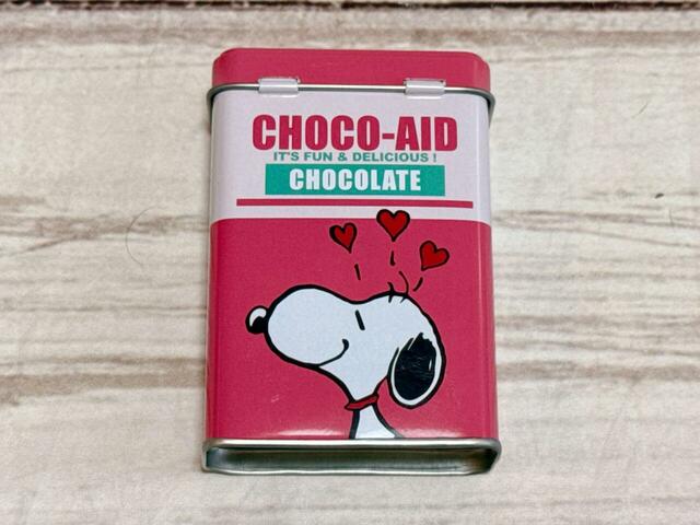 背面にはハートを飛ばすラブラブなスヌーピーのイラスト入り