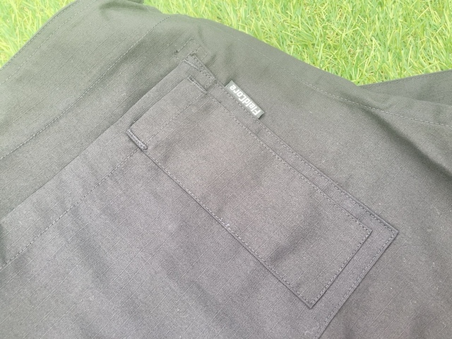 【ワークマン 耐久撥水フィールドリップエプロン】胸もとにはペンが入る細めのポケットがあり、メモや作業記録をするときにもサッと取り出せます