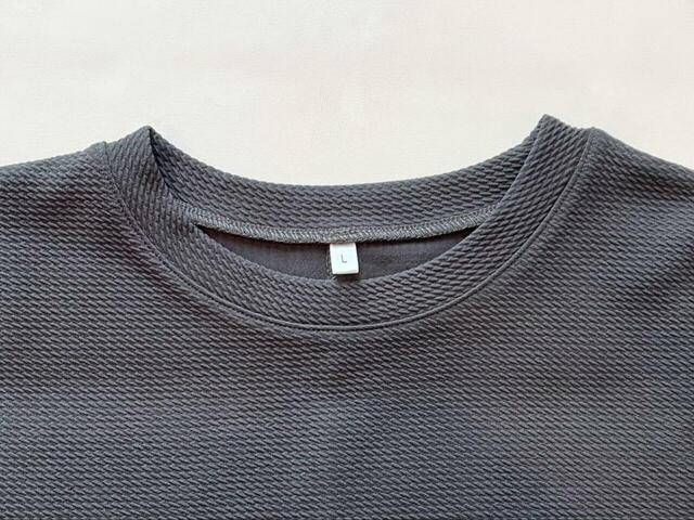 【coca エンボス長袖Aラインワンピース】首元はラウンドネック。薄手の柔らかい生地感が特徴です◎