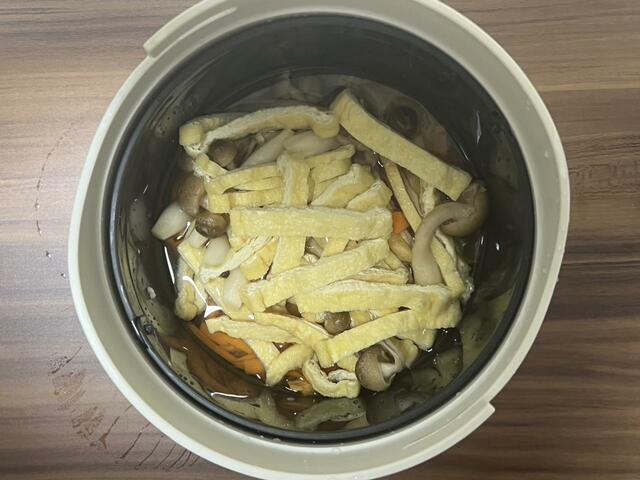 【Joseph Joseph 　電子レンジ炊飯調理器】切った野菜を上から入れていきます